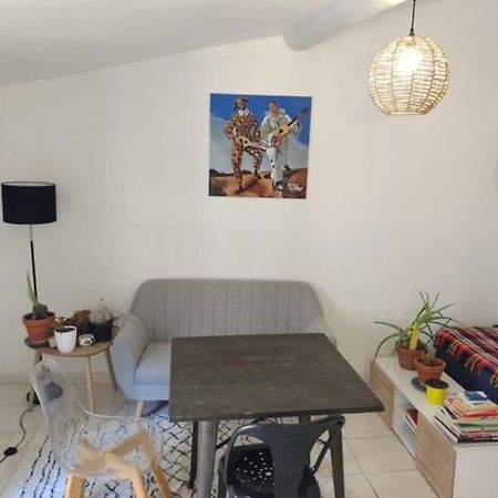 Le Studio De L'Artiste. Arles Luaran gambar