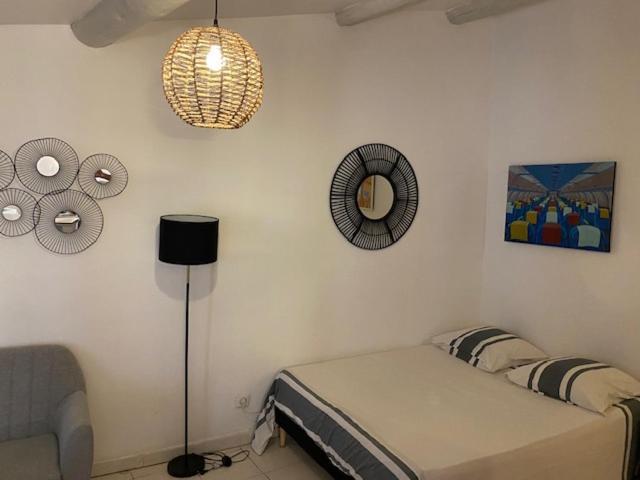Le Studio De L'Artiste. Arles Luaran gambar